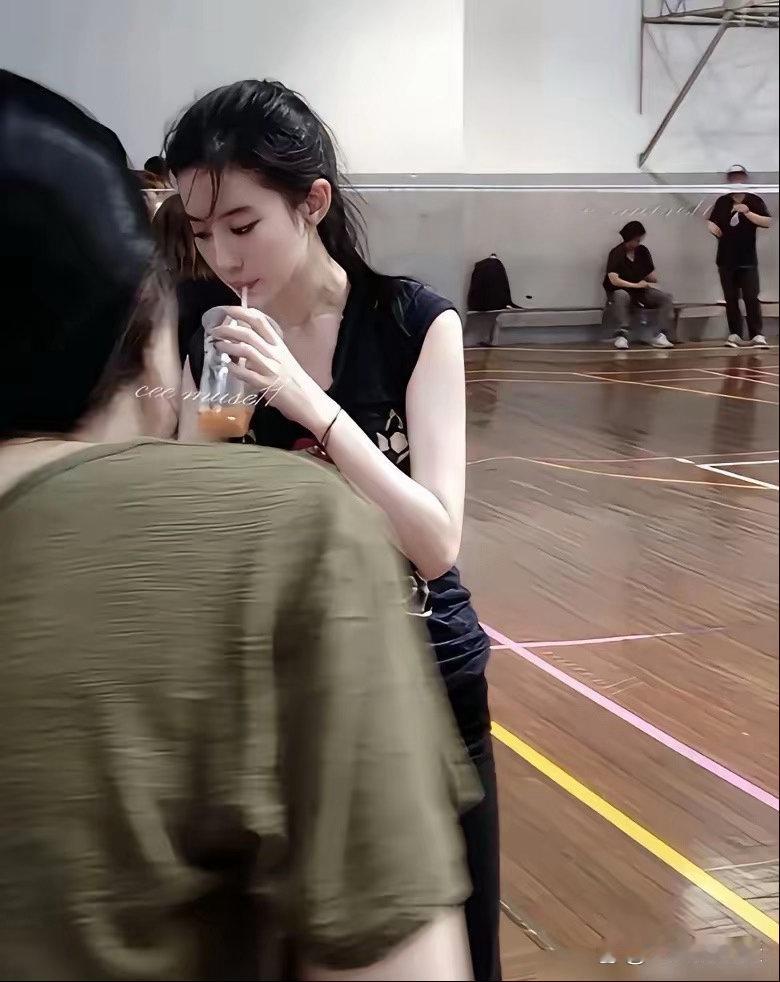 刘亦菲快39了，脸紧得跟20多岁似的，结果人家保养秘诀第一条，是不洗脸。不是不洗