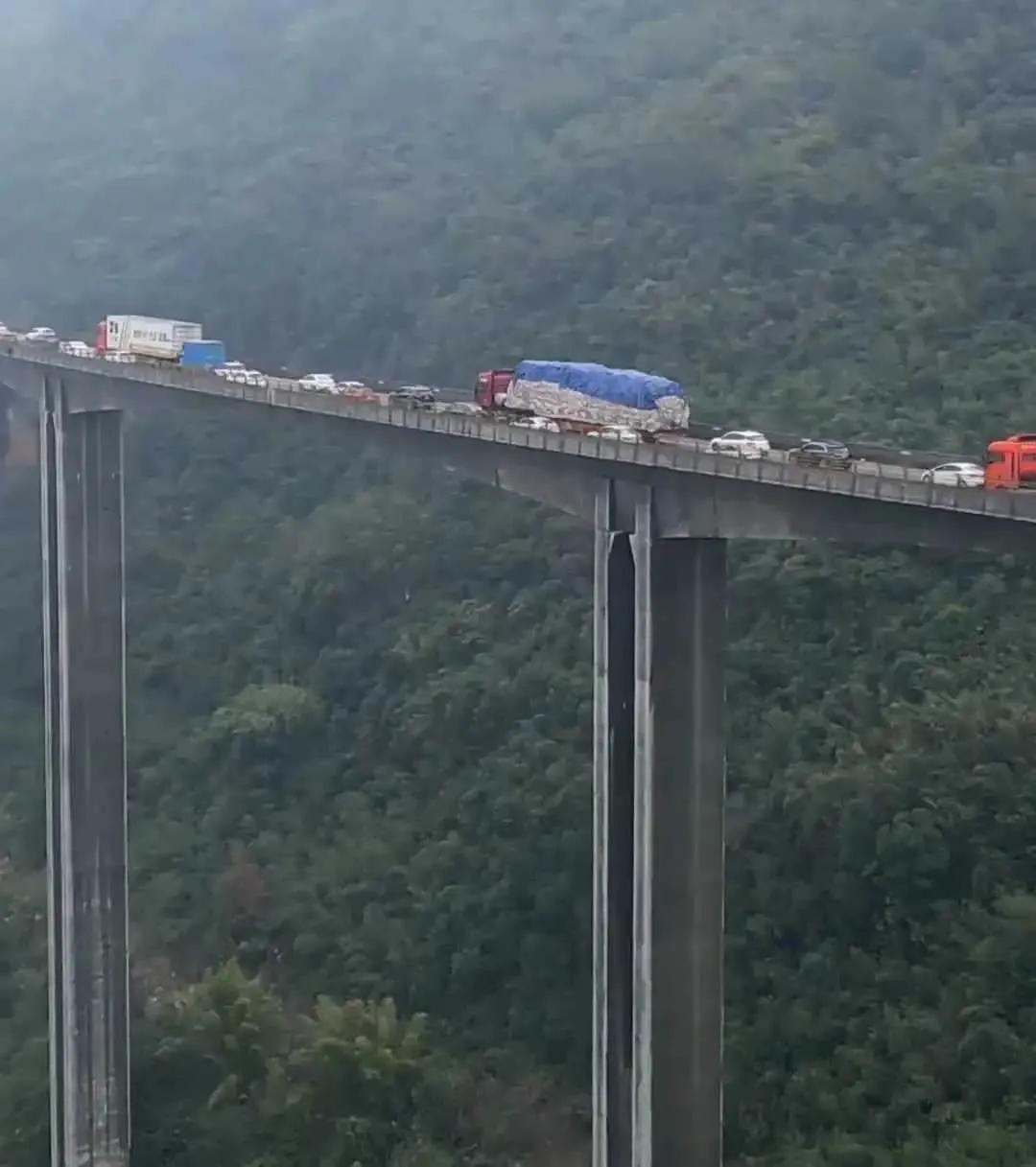 这是哪条高速公路呀？

感觉开车的不慌，对面拍照的人心里更激动。

这堵在上面，
