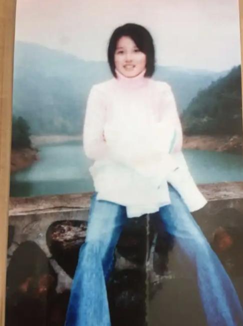 2004年，福建一名女大学生蔡伟娟神秘失踪，她的富豪父亲为找到女儿，不惜关掉生意