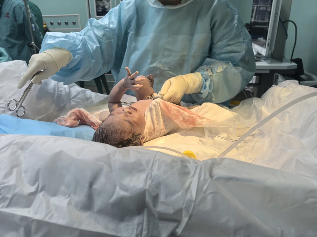 今夜，我在手术室，迎接了两位小天使的降生。 	 他们皱着小脸，发出嘹亮...