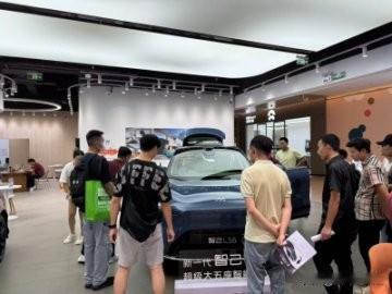 2025年9月10日，2026款智己LS6正式上市‌，这款大五座SUV提供纯电和
