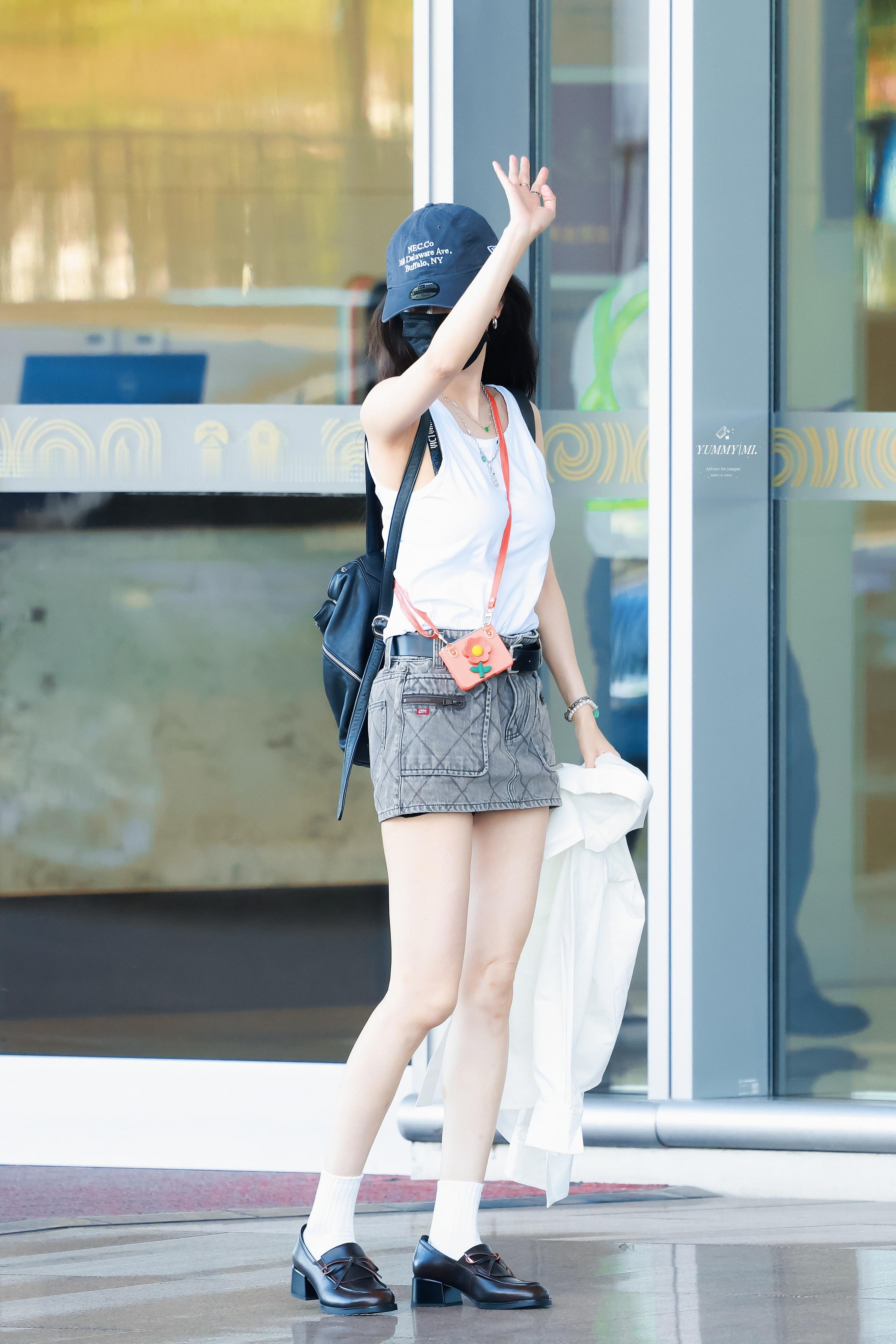 杨幂今日北京出发，幂姐私服好美[打call] ​​​