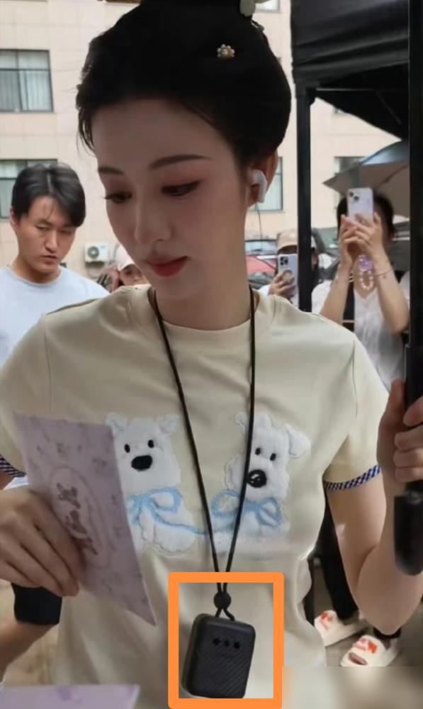 当红女演员王楚然，在片场戴了个东西上了热搜。

一个挂脖子的空气净化器。

不是
