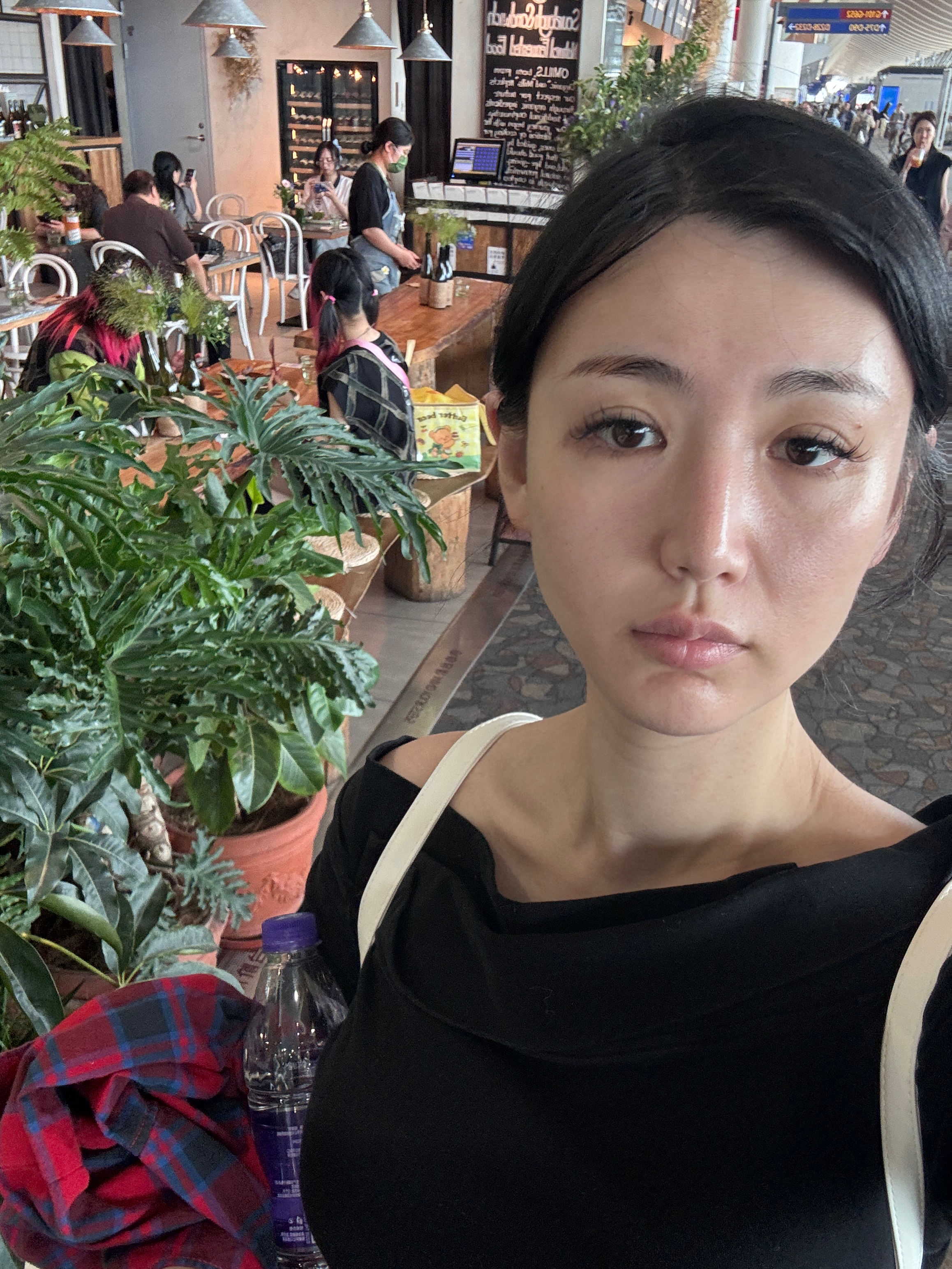 拍了一张自拍发给薛老师其跟他说我后面有一对母女挑染了红色的头发！好酷！！言下之意