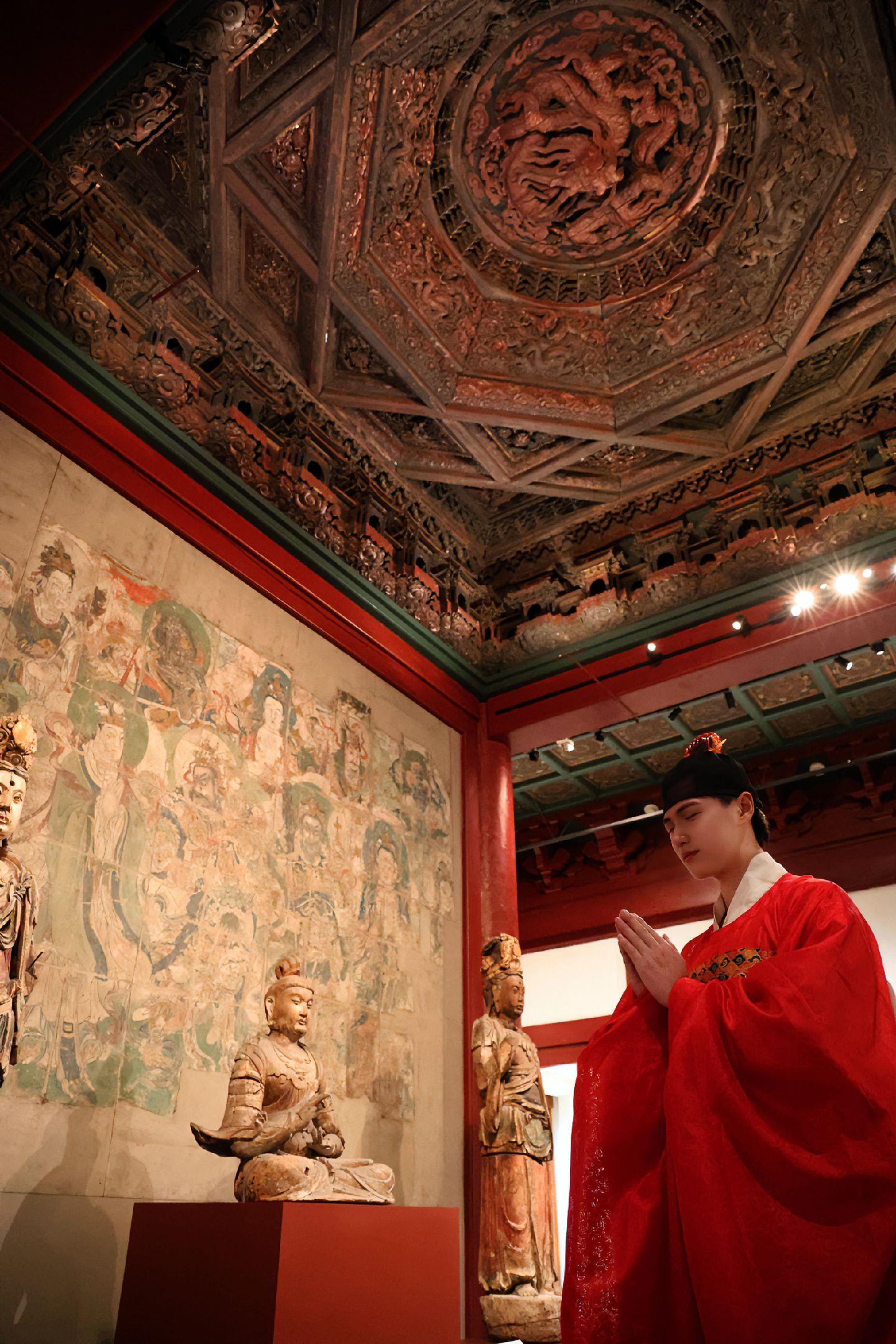 在美国费城艺术博物馆，寻到北京智化寺藻井。那个时候在智化寺，看着两个藻井都在美国，一个卖到费城，一个卖到堪萨斯。那个时候的我没有想到，可以穿着大明的服饰，亲眼来看看他们。