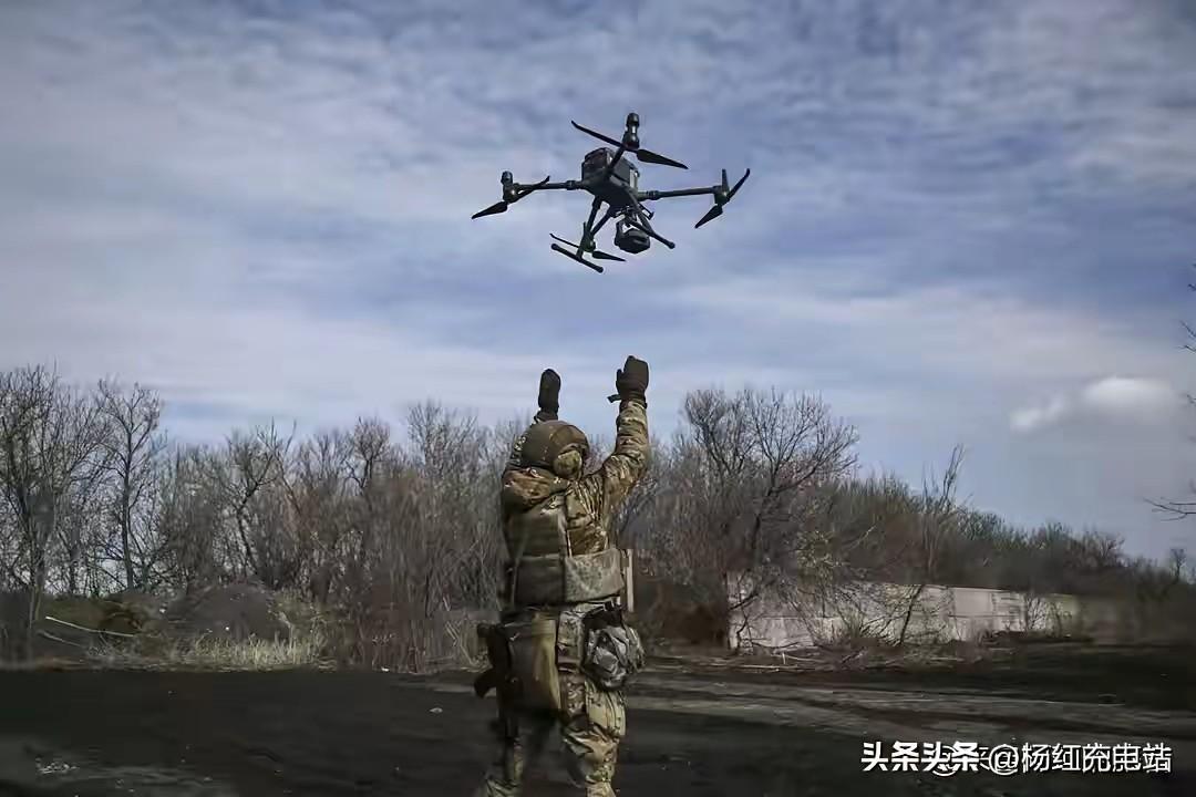 颠覆现代战争！乌军16人拖住俄军一个营，背后藏全球远程参战骗局
 
俄乌战场的作
