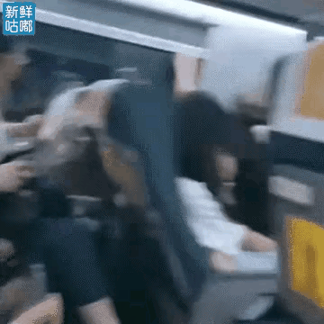 高铁上的一幕让人无语
我原以为是两个三岁小孩在玩
万万没想到是两个三十岁大人在玩