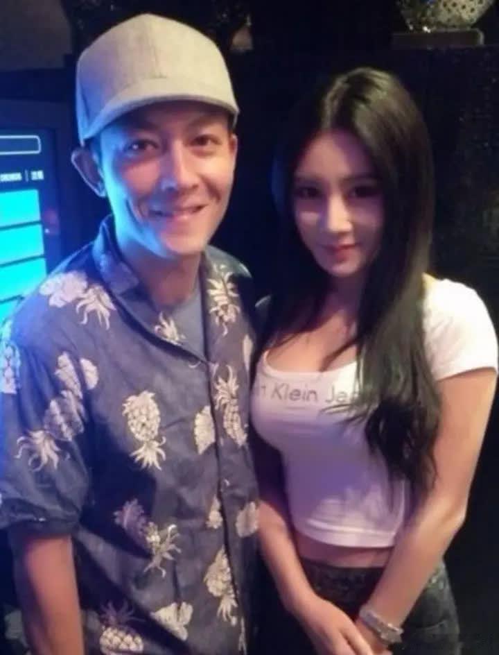 当年，一位女粉丝痴爱陈冠希，她对陈冠希说：我出2000万片酬，你跟我拍一部爱情动