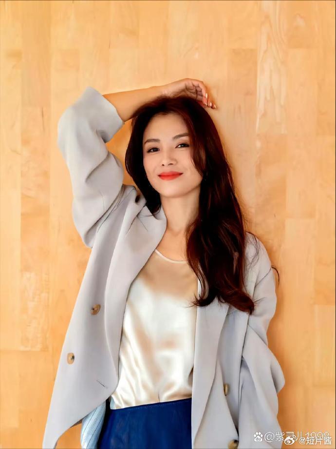 刘涛终于肯展露她的玉足了，这还是第一次见，虽未抹指甲油，看着却很干净！ ​​​