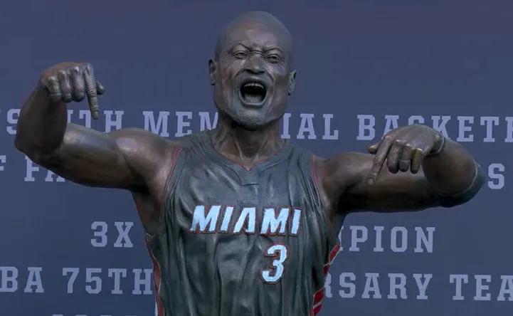 NBA巨星韦德的雕像！大家有什么想说的？