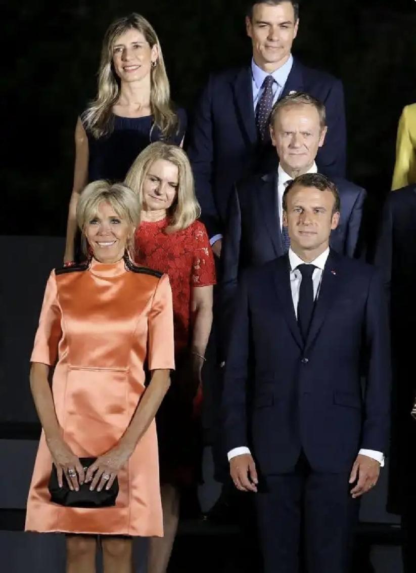 穿橙色裙子的布丽吉特成全场亮点，马克龙的脸上好有光。
爱美之心，人皆有之。
特朗