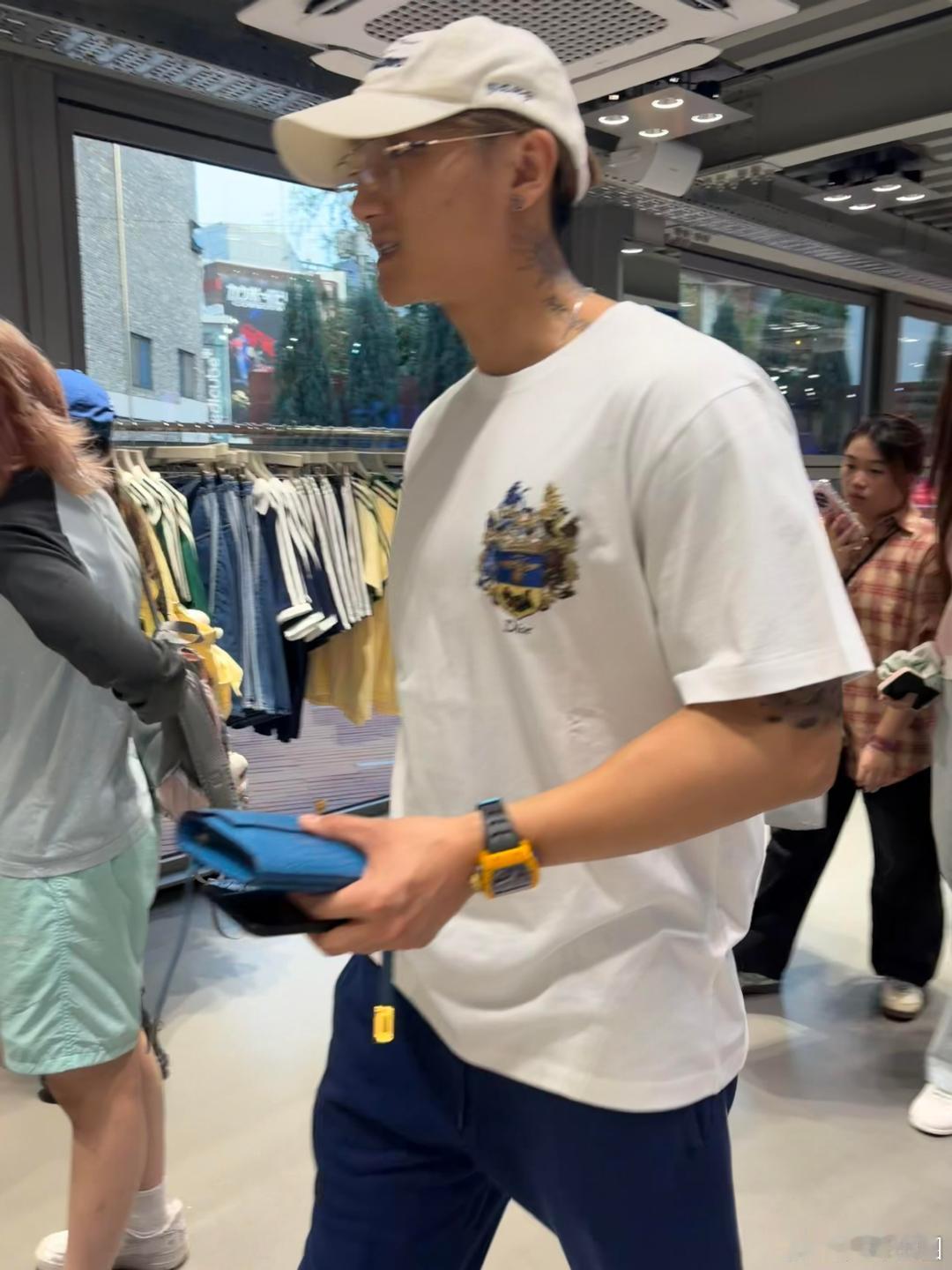 韩国偶遇黄子韬徐艺洋逛衣服店网友韩国逛街偶遇黄子韬徐艺洋！路人实拍生图都好看。韩