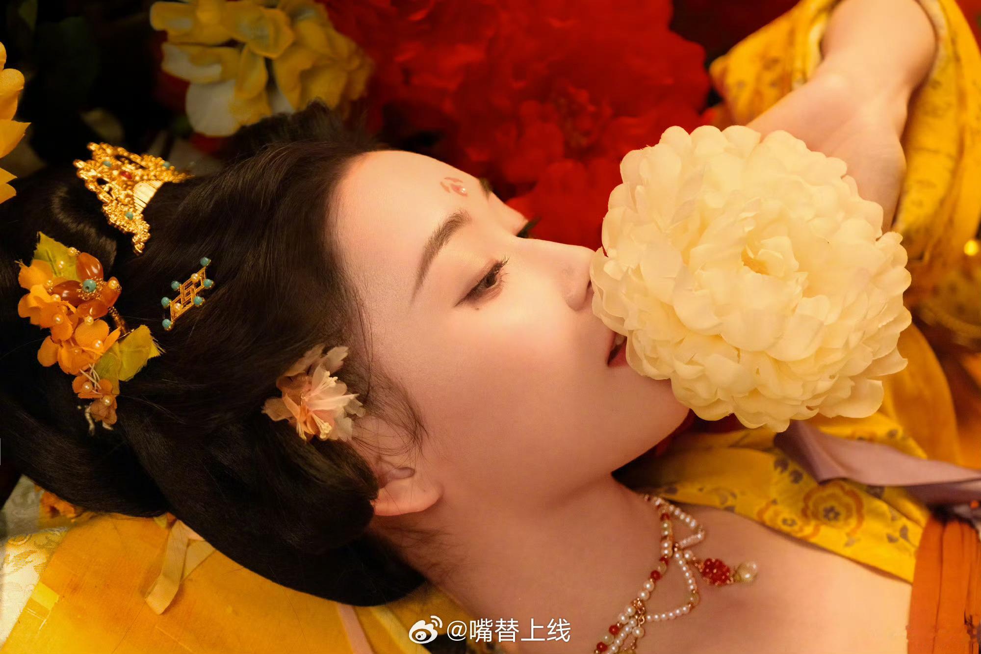 蒋依依  好明媚好漂亮！期待在演员请就位的精彩表现~ 