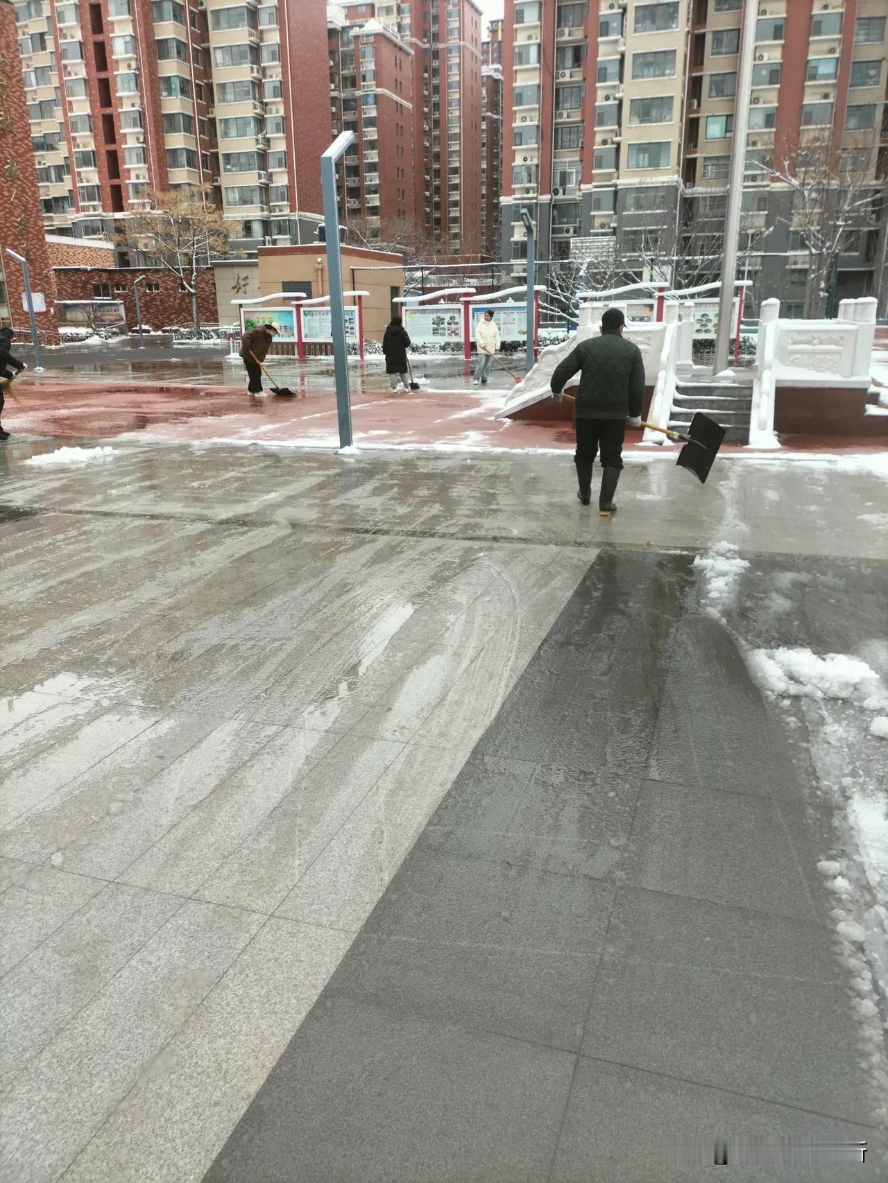 各扫门前雪，我楼门前该谁扫？今天下午去单位扫雪，晚上回来楼门前的雪没人扫，这应该