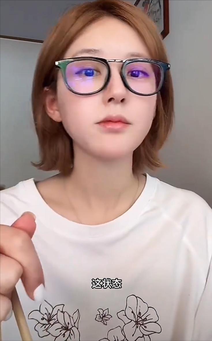 赵露思到底整容了吗？[思考]

看看她最新的直播就知道了……

赵露思跟经纪公司