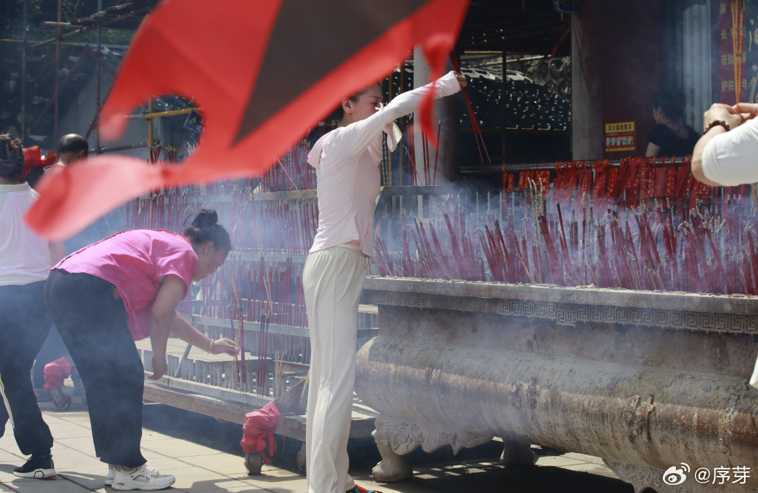 谁能拒绝东北的春日浪漫呢？春风拂过大地，辽宁铁刹山迎来了全年最仙的时节，成为无数