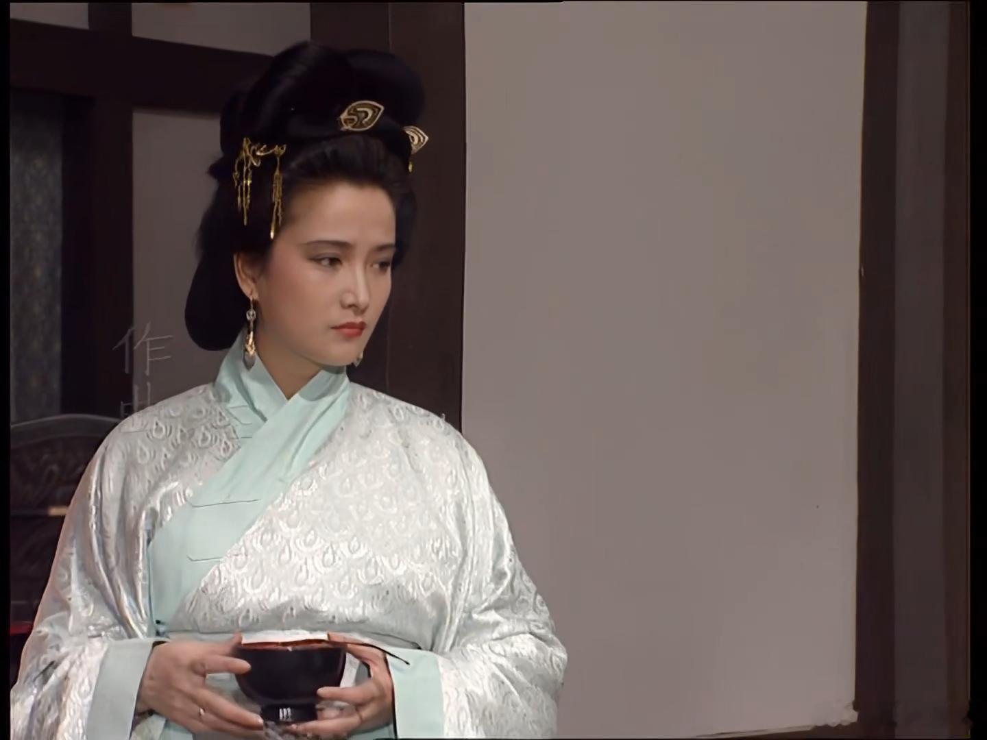 赵庆霞《电视剧<三国演义>服装设计的思考》：剧中女角很少，设计中要考虑其地位、身