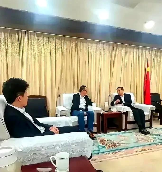 俞敏洪这事，新东方员工如果对老板不满意，完全可以炒老板鱿鱼，不喜欢又要看，看了又