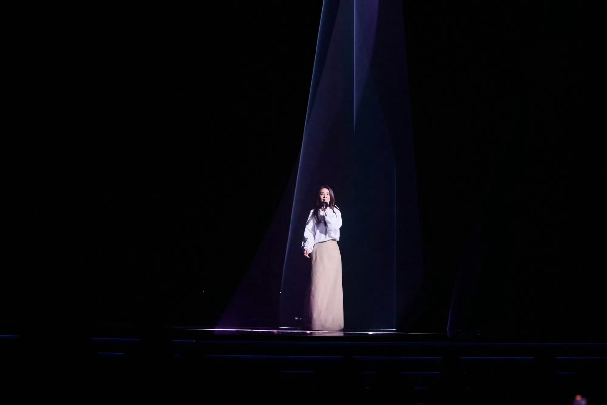 田馥甄金曲奖献唱袁惟仁落泪田馥甄这个串烧听的人眼睛湿湿的除了好听就是感动了 