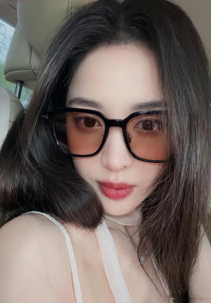 娜扎人生四格 娜扎的高智姐感真的绝了！无框眼镜不仅没遮挡美貌，反而让她的眼神更有