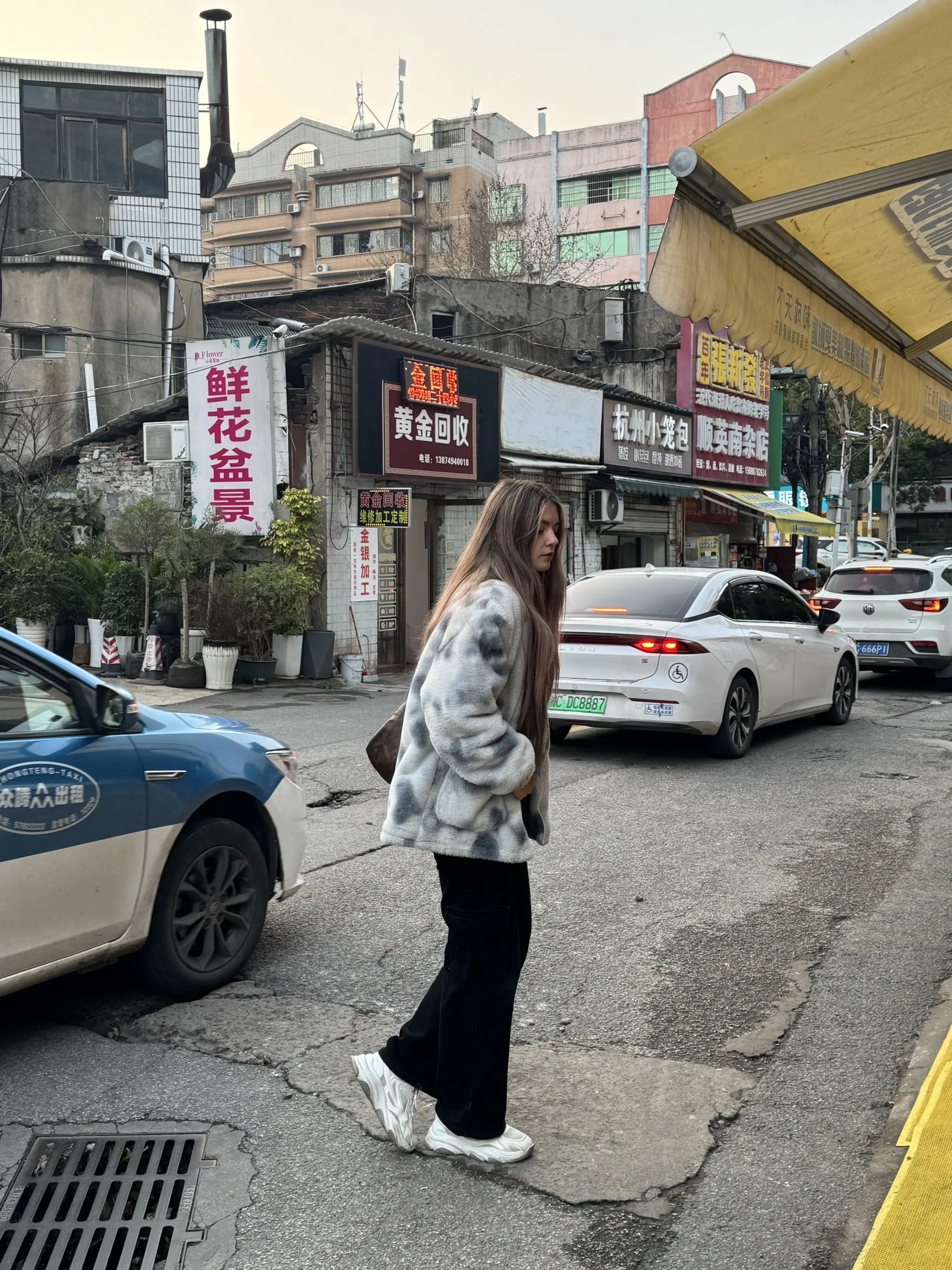 我想结交中国朋友，晚上一起在城市里散步