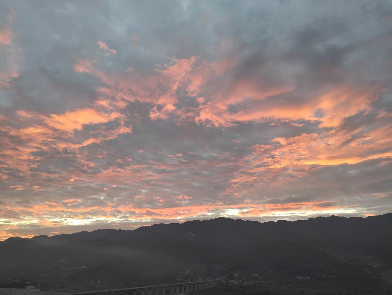 这段话好有道理：“能说服人的从来不是道理，而是南墙。人是叫不醒的，只有痛醒。
人