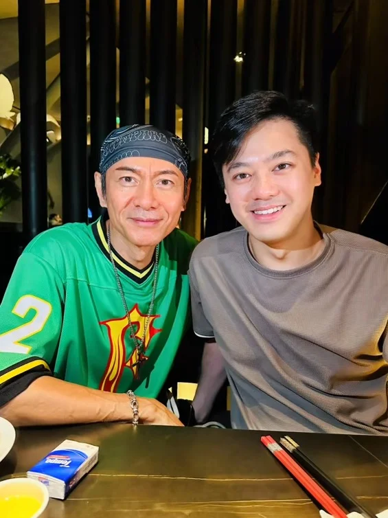 江华晒父子合照！30岁儿子当护士撞脸陈晓东