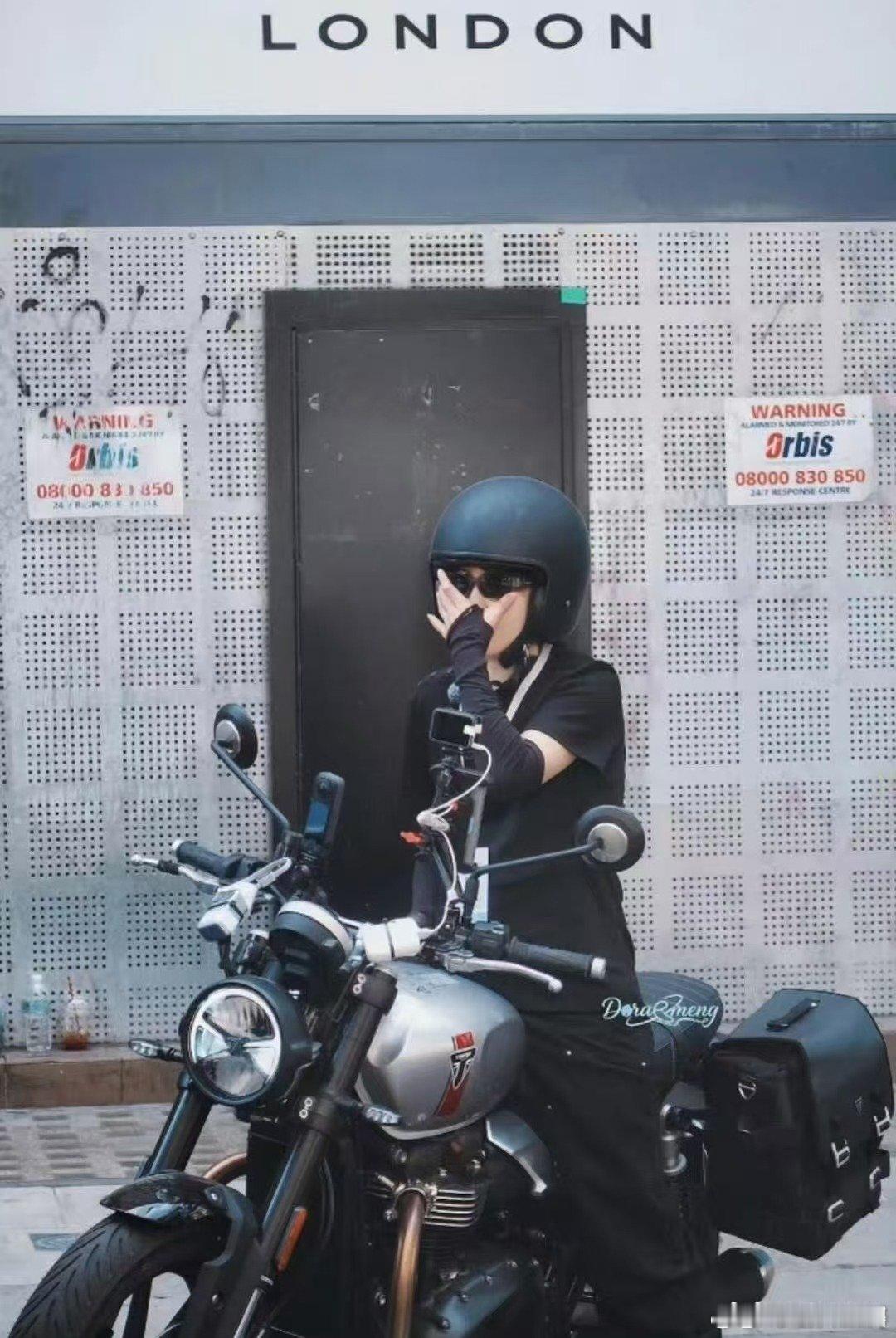 王濛伦敦骑行送外卖伦敦合伙人很难见到的画面，王濛化身外卖骑手骑行跑单，放下身段沉