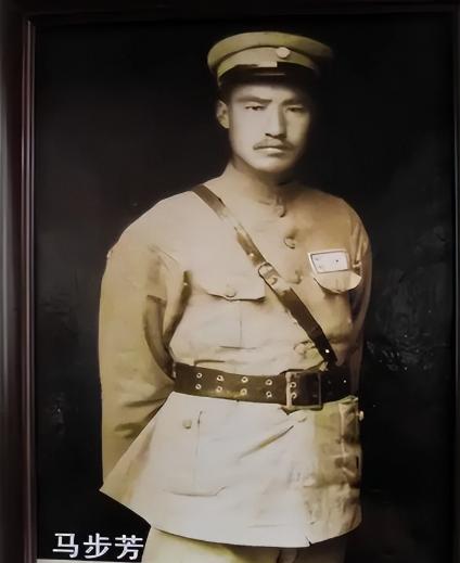 1949年，马步芳包了3架飞机，带着200多名家眷前往沙特。出发前，他得意地说：