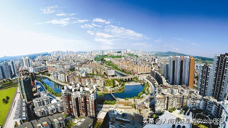 地处川东腹地，毗邻山城重庆，广安被两江温柔环抱，是一座藏着山水灵秀与烟火温情的宜