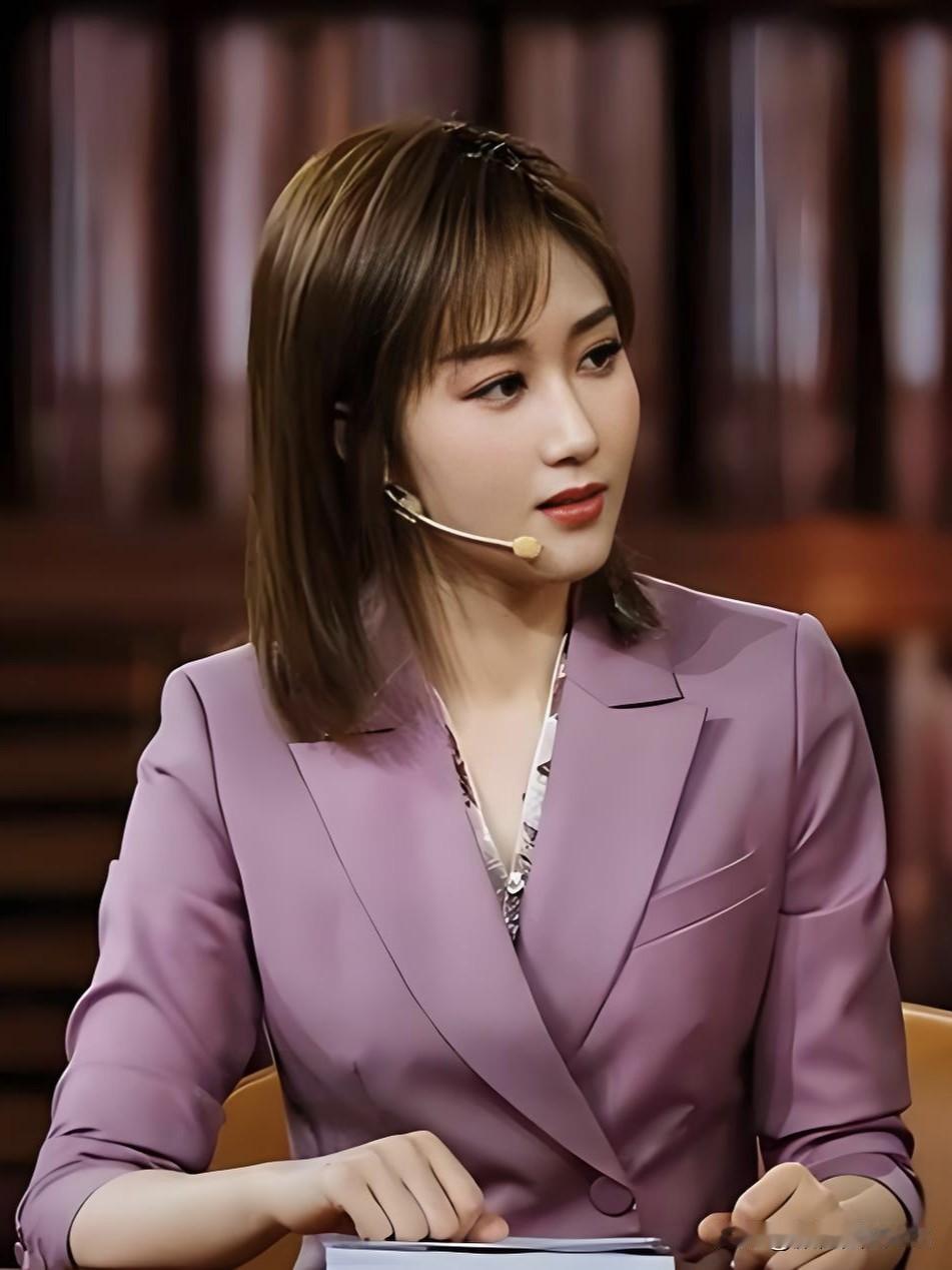 王嘉宁，央视新生代主持之光。温婉大气，才思敏捷，于《典籍里的中国》中展现深厚底蕴