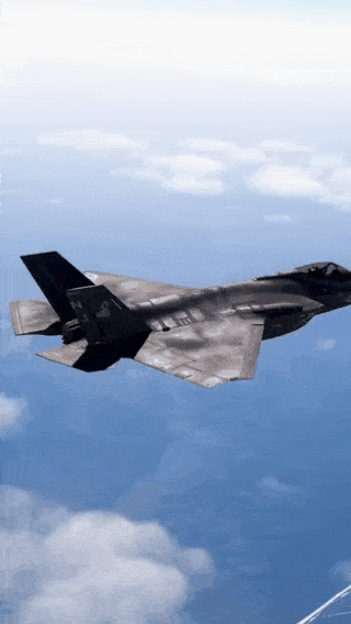 史诗级画面！F-35C“闪电II”战斗机飞越佛罗里达海岸线，远处一枚SpaceX