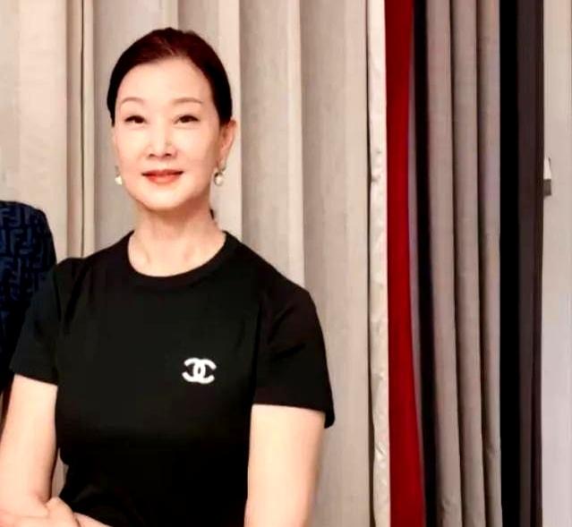 连续24年霸屏春晚，巅峰时突然“人间蒸发”，难道真像网传那样过气了？
你绝对想不