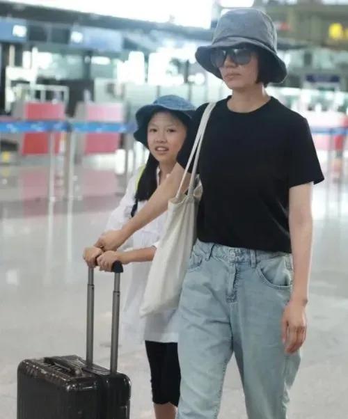 袁泉、夏雨的女儿初次露脸，小女孩儿干干净净，利利正正，说不上有多漂亮，也长的不丑