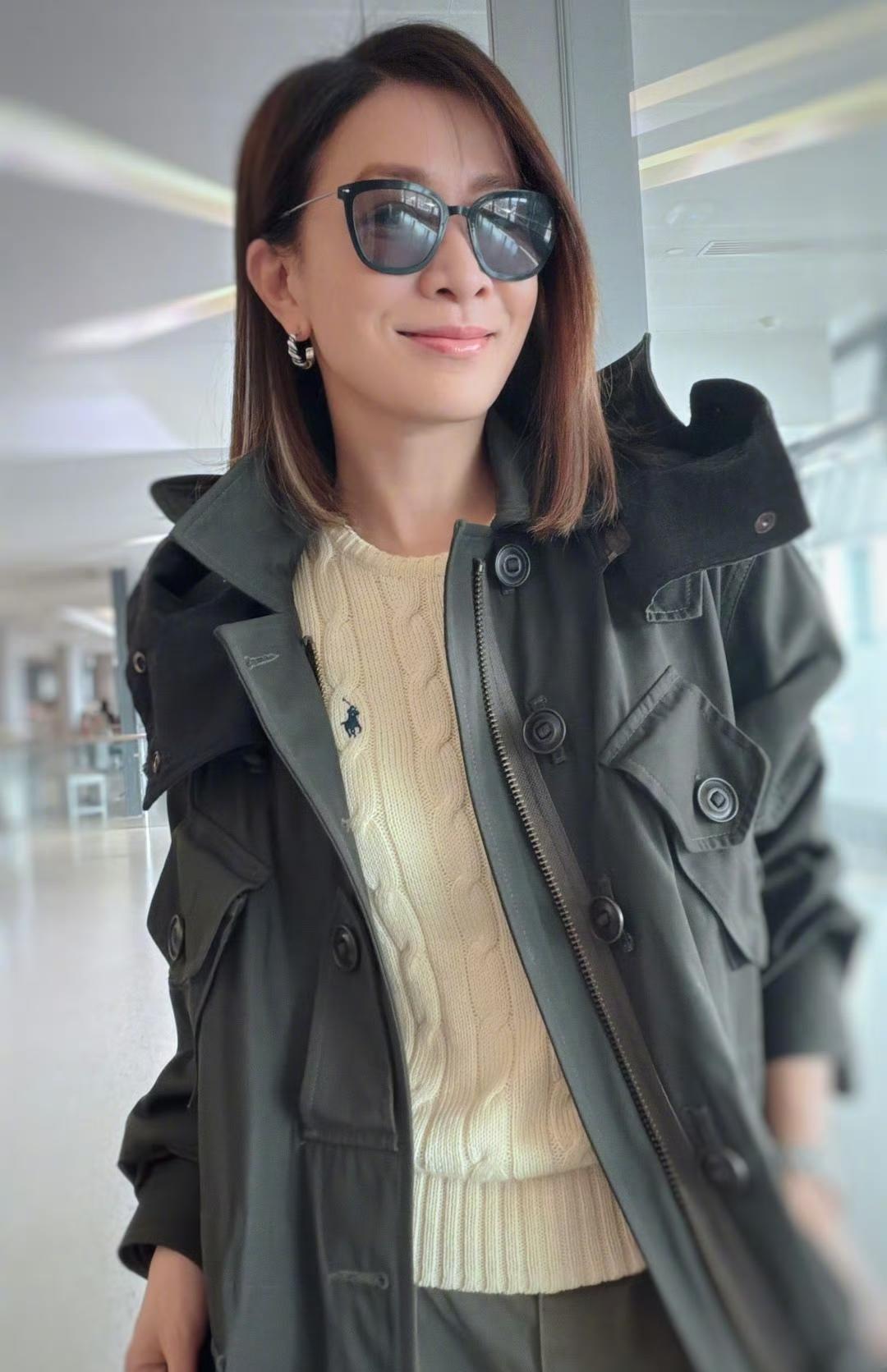 佘诗曼的毛衣，
勾起了我的回忆……
记得刚出来工作那会儿，
手工织了一件毛衣，