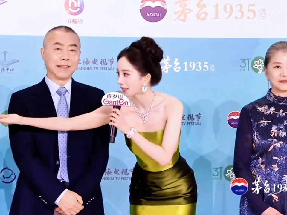 幂好….特别帮导演补上自我介绍才说的自己🥹🥹杨幂特意帮导演补上自我介绍白玉兰