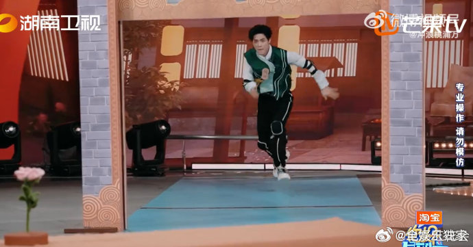 付辛博现役法拉利 看完滑铲抢玫瑰，满脑子都是 “帅”！动作行云流水，笑容苏到心坎