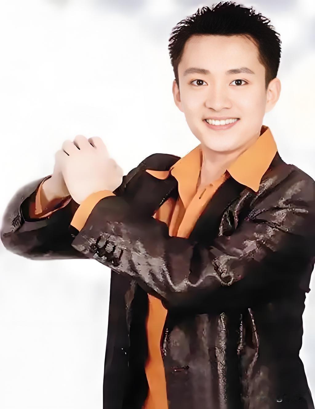 亚宁的退隐和复出总是出人意料：曾经的“央视最帅主持人”复出。

当年亚宁主持《同