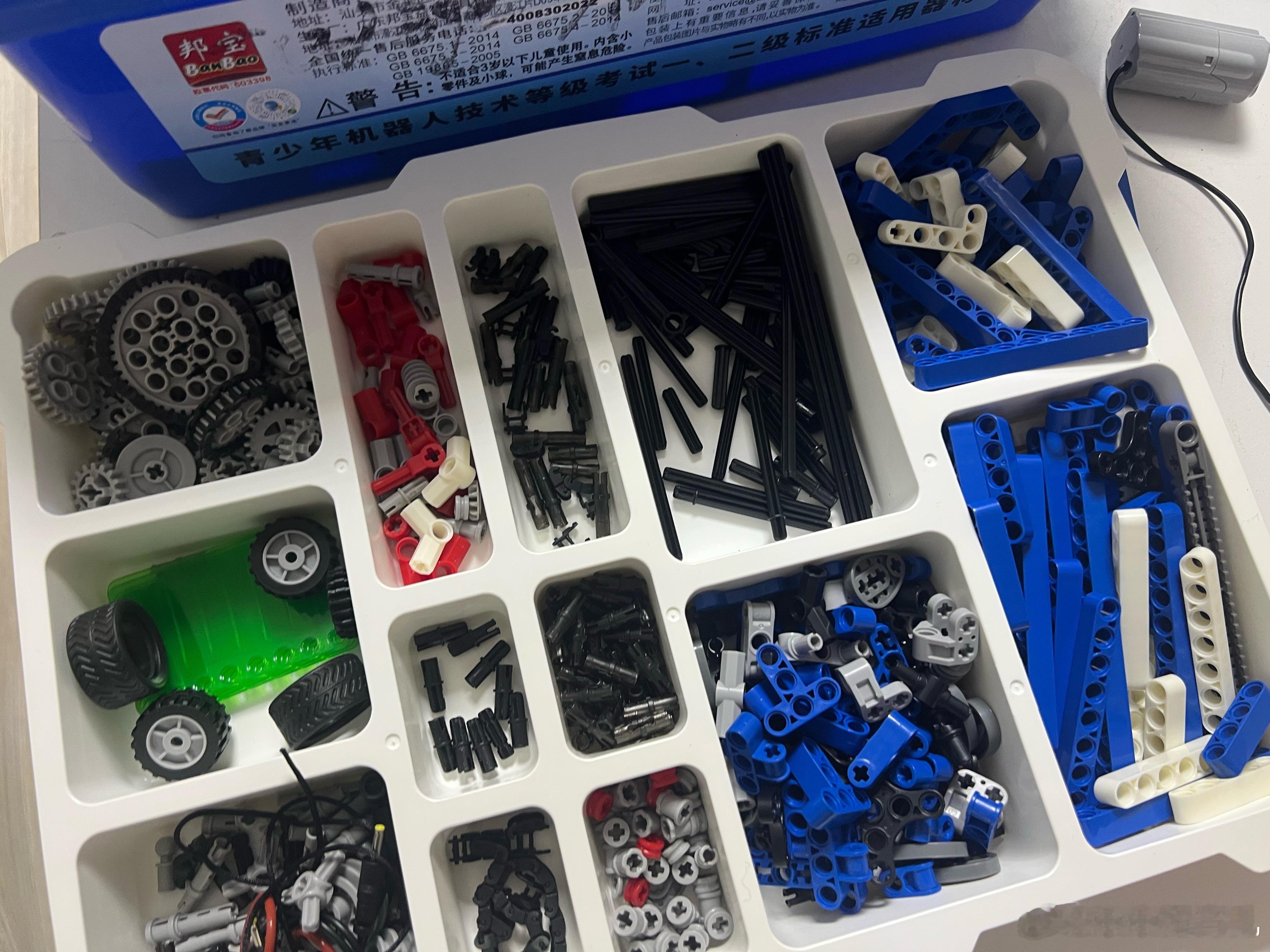 这两天晚上米米都在练习机器人比赛的搭建～指导老师写了一份图片ppt，让照着来搭建