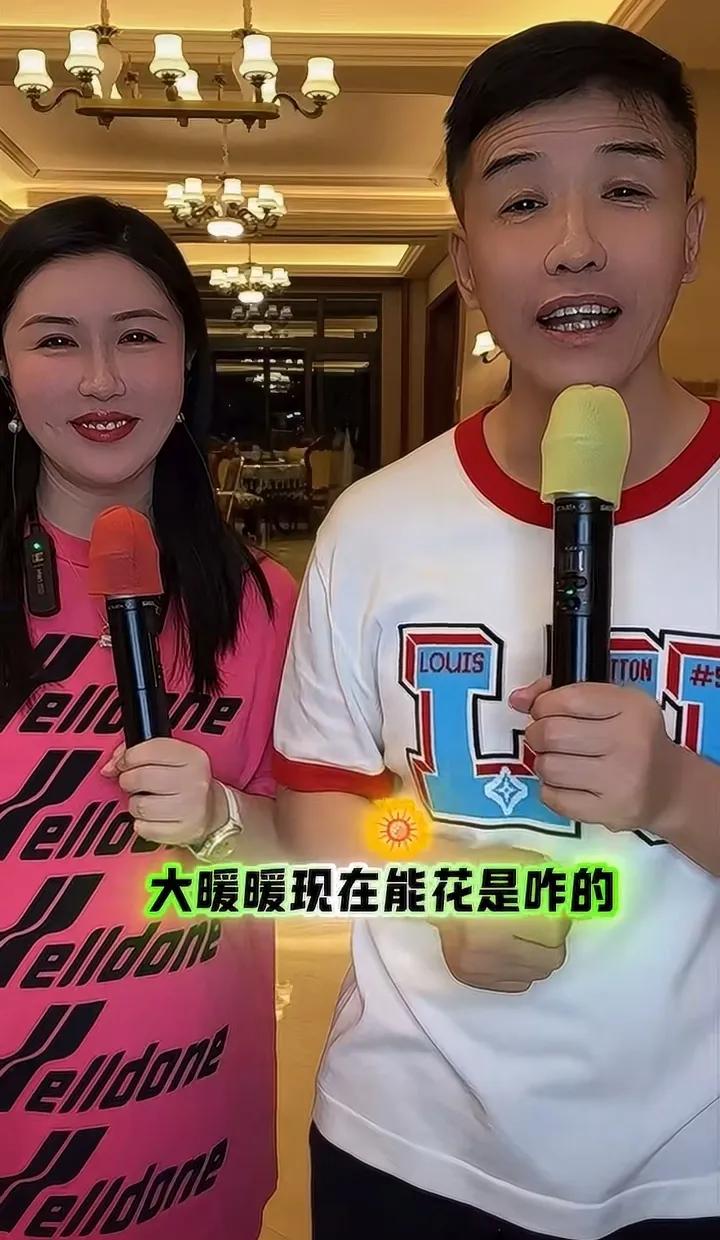 关小平夫妇给刚出生不久的外孙女递上2000元红包，网友嫌少？听听关小平是怎么回应