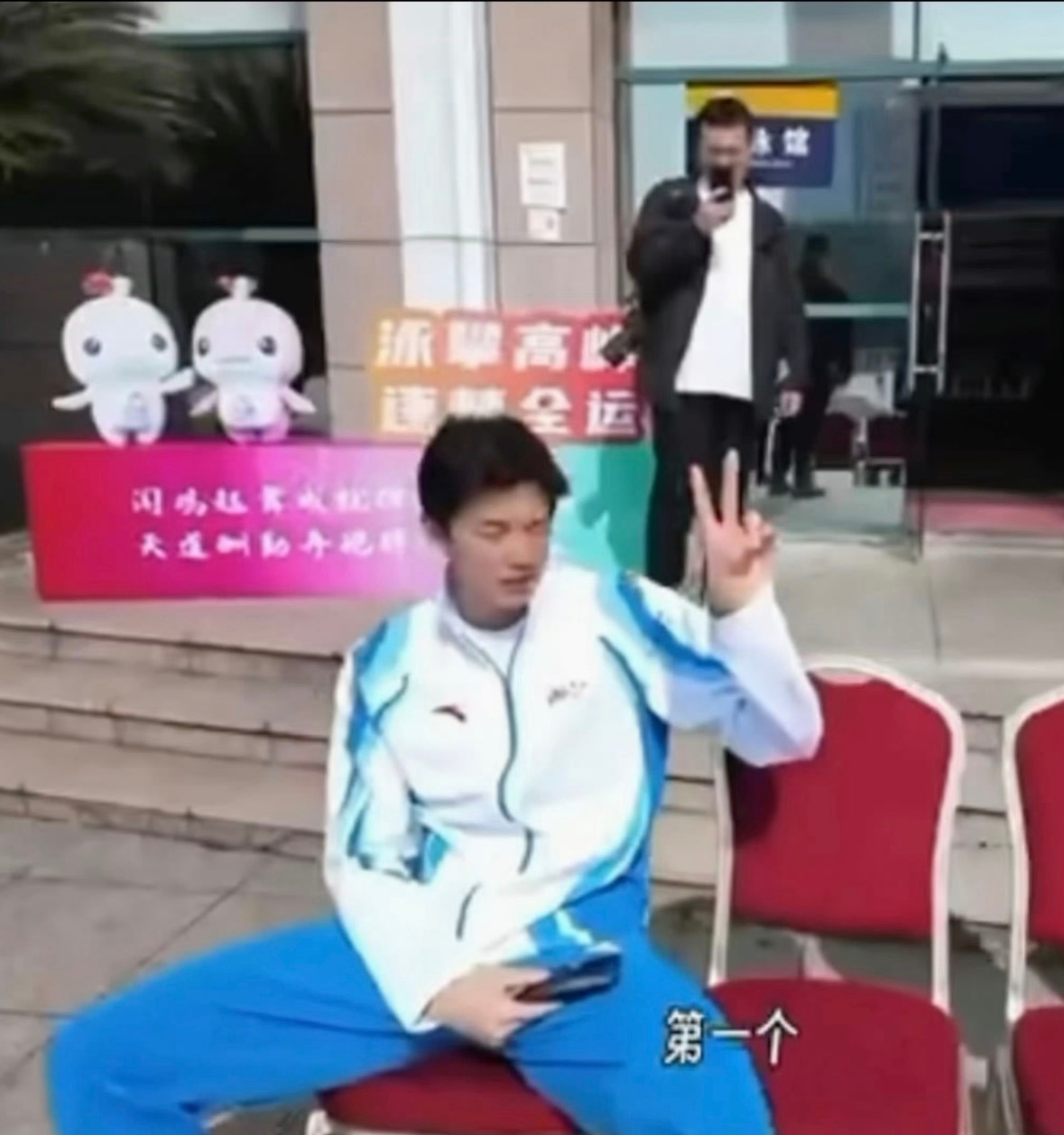 全照男就是，前面有个🐢在拍背后还有一个在拍