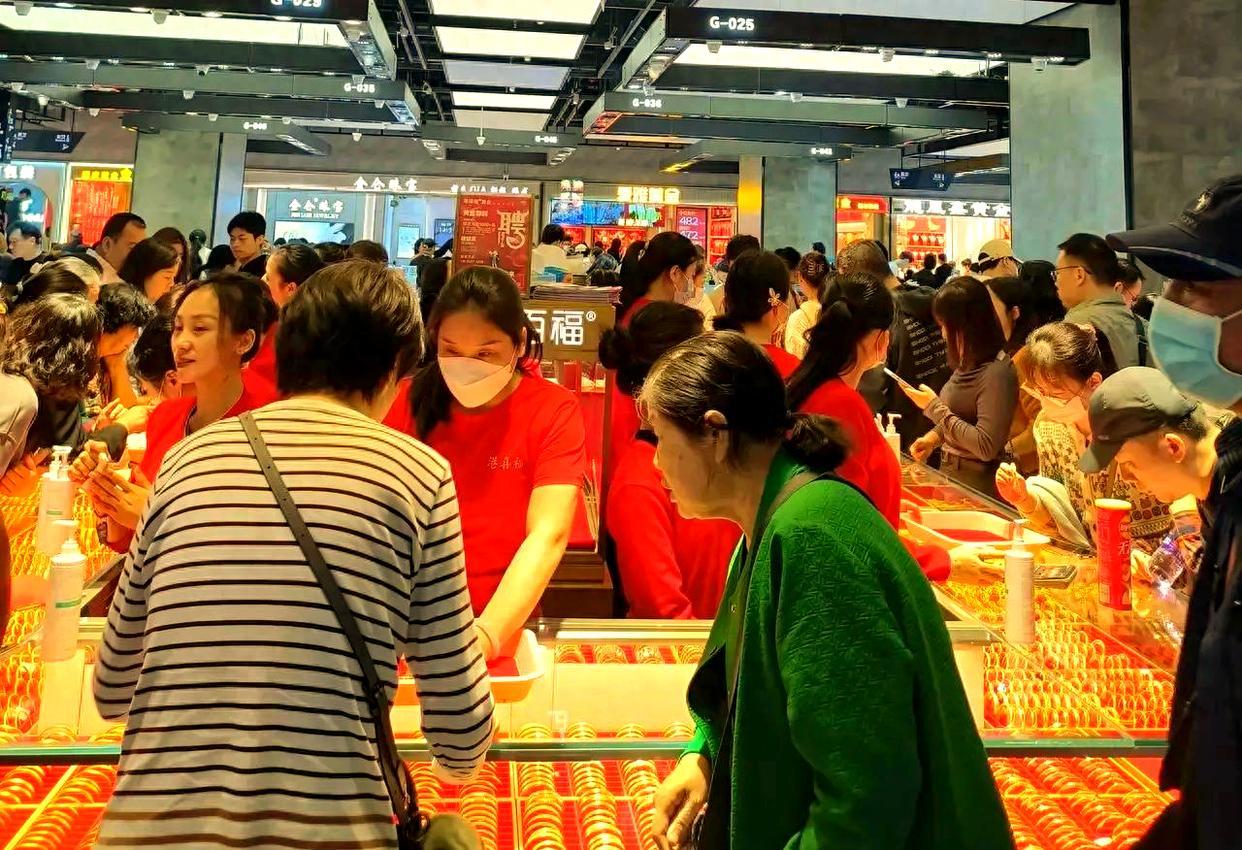 随着金价大跌，水贝黄金市场消费却火热起来，表面看，是“降价促销”的结果，深层次里