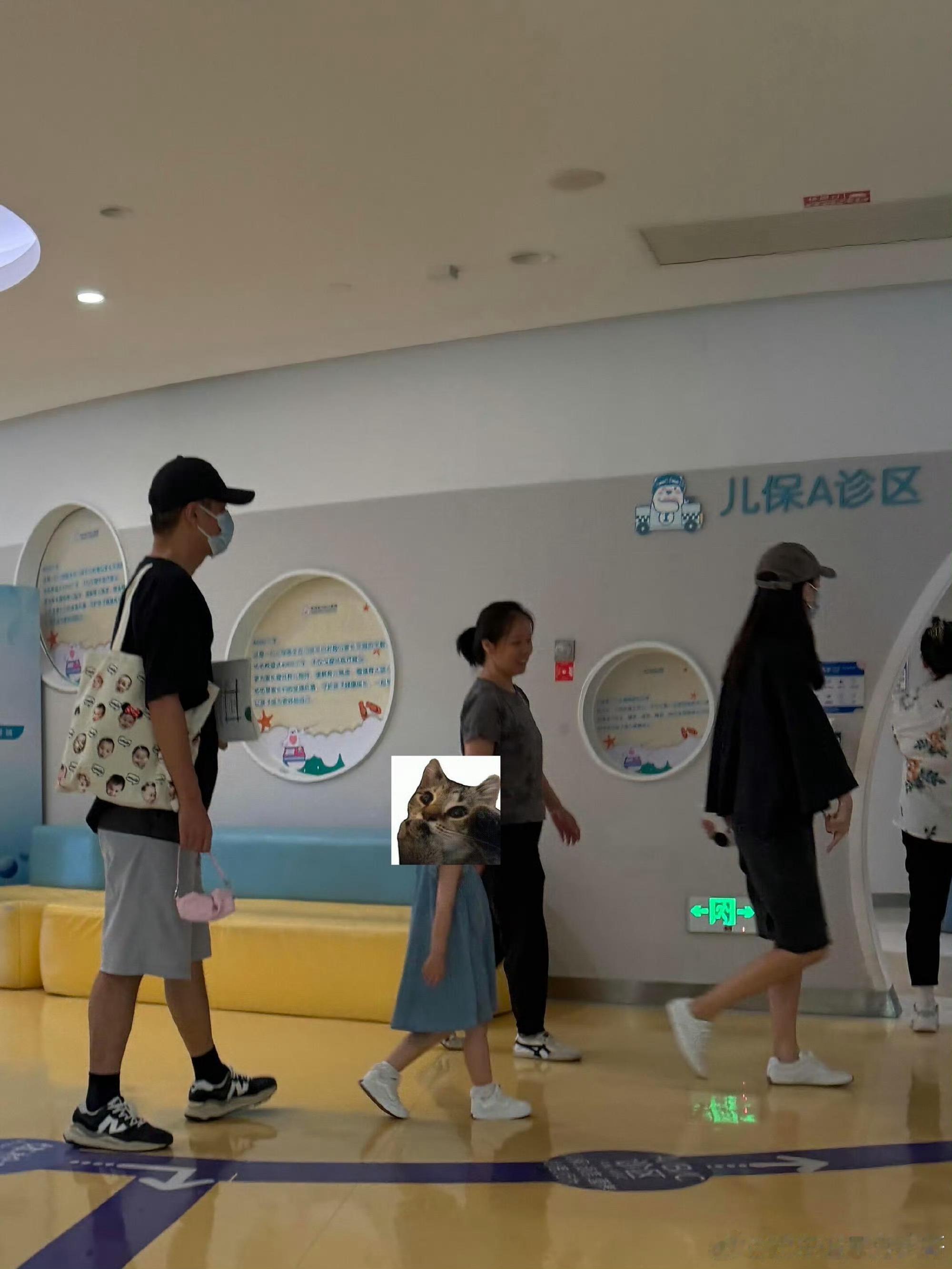任重孙骁骁带女儿做儿保任重和孙骁骁带女儿做儿保被偶遇，任重被拍到全程紧抱女儿、蹲