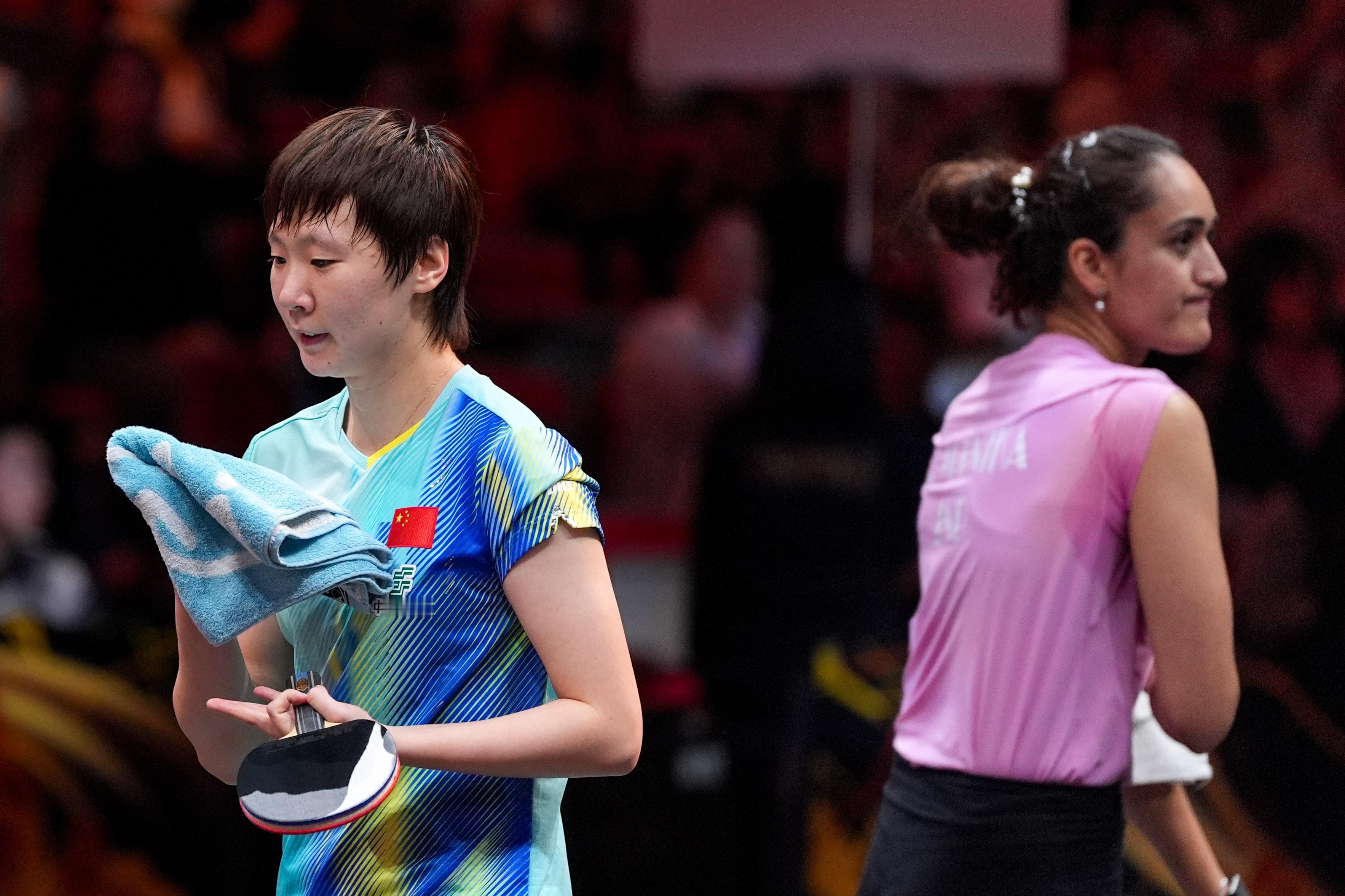 wtt中国大满贯2026 王曼昱‪加油‬ 赛场一隅·图片·女单R32©️新华社体