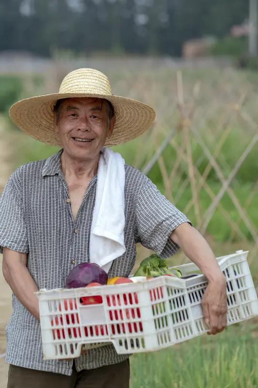 农民老人百余元够生活一个月吗？答案显然是否定的。
农村老人基础生活费用包括食物、