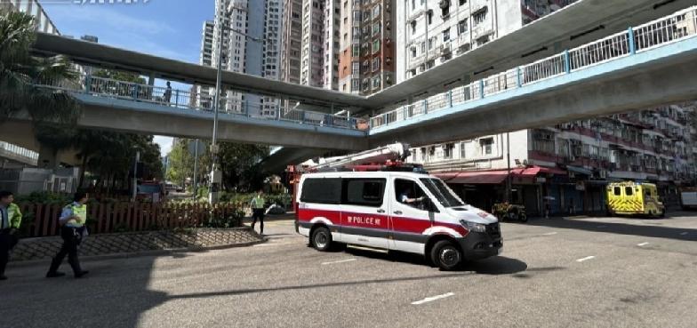 今日（27日）下午2时07分，香港油麻地果栏对开窝打老道近渡船街行人天桥，一名男