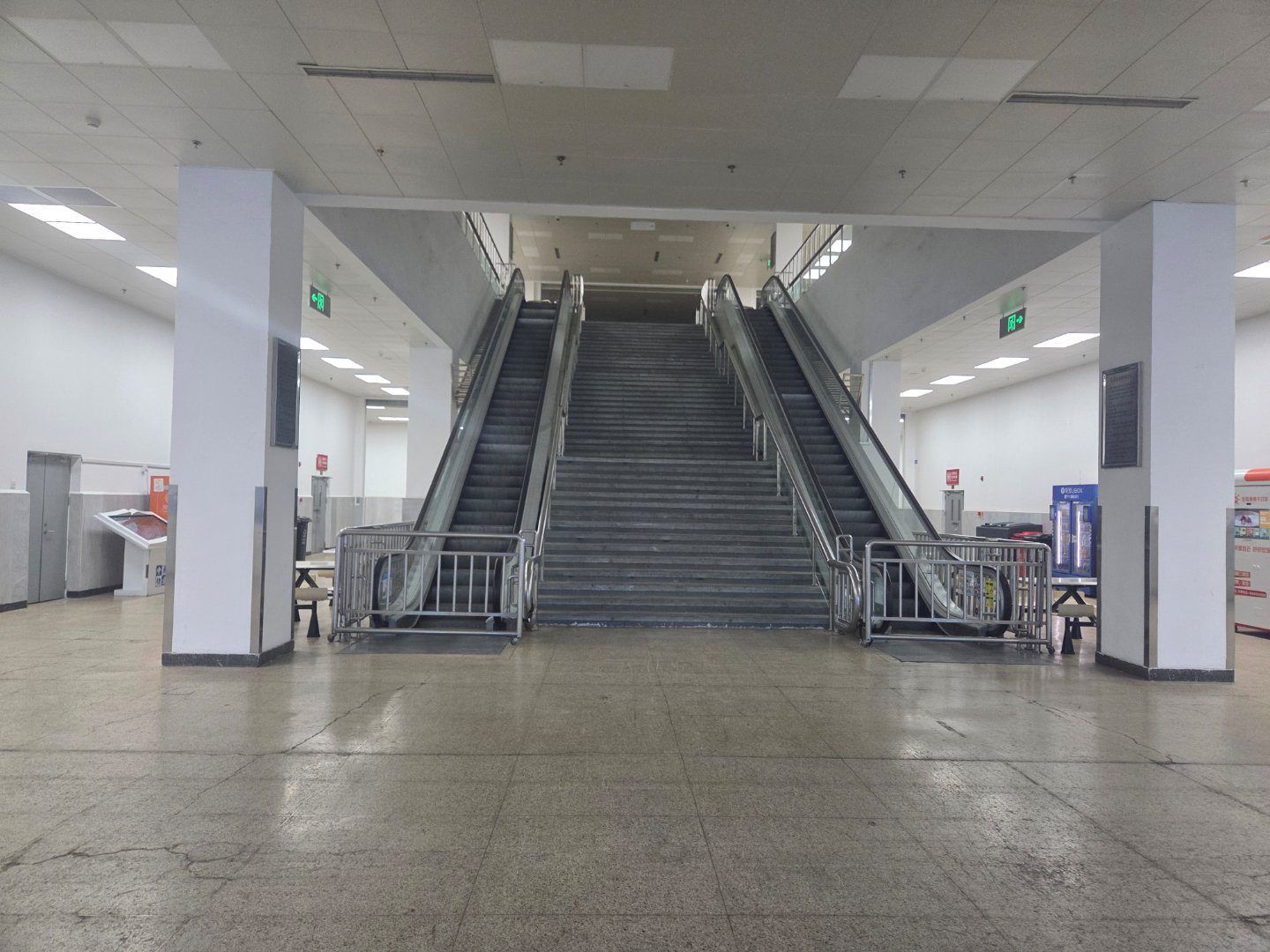 穿回小时候了。 