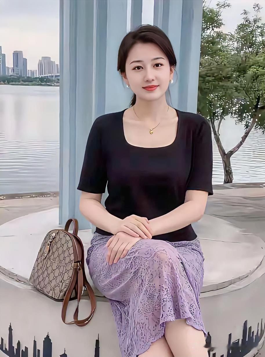 美不美你说了算💞💞黑上衣配紫蕾丝裙，水岸静坐，简约优雅融入自然景致。