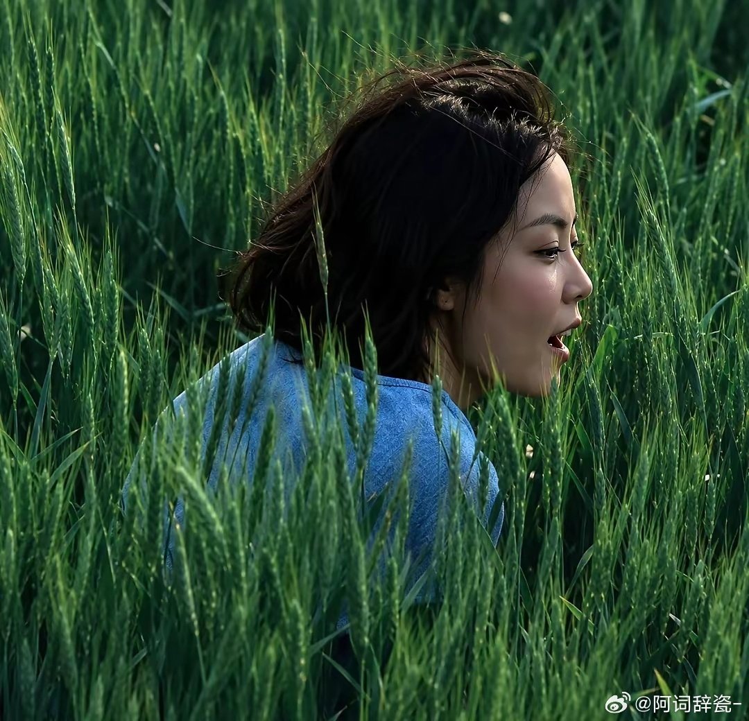 王菲美得像维纳斯诞生，1996年王菲的无常，灵动自由美丽。 
