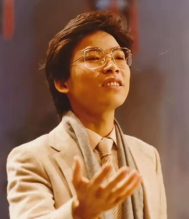1982年，张明敏唱完《我的中国心》后，被香港乐坛除名，正当他心灰意冷准备回电子